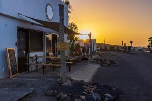 un orologio su un palo di fronte a un edificio di Casa Harmonia a La Pared