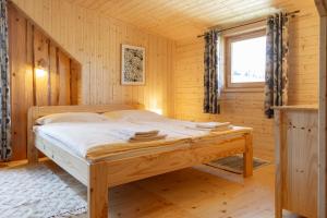 Posteľ alebo postele v izbe v ubytovaní Chaty Snowflakes v Snowpark Lučivná