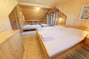 Posteľ alebo postele v izbe v ubytovaní Chaty Snowflakes v Snowpark Lučivná