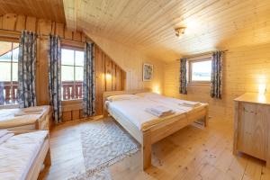 Posteľ alebo postele v izbe v ubytovaní Chaty Snowflakes v Snowpark Lučivná