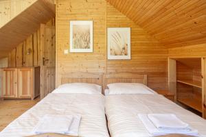 Posteľ alebo postele v izbe v ubytovaní Chaty Snowflakes v Snowpark Lučivná
