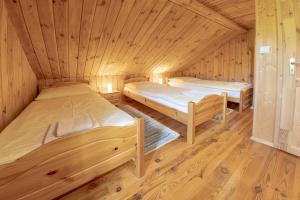 Posteľ alebo postele v izbe v ubytovaní Chaty Snowflakes v Snowpark Lučivná