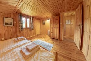 Posteľ alebo postele v izbe v ubytovaní Chaty Snowflakes v Snowpark Lučivná