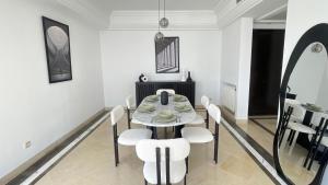 Fotografie z fotogalerie ubytování Black White: Modern Spacious v destinaci Tunis