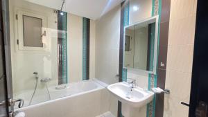 Fotografie z fotogalerie ubytování Black White: Modern Spacious v destinaci Tunis