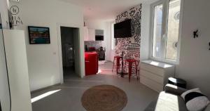 Televízia a/alebo spoločenská miestnosť v ubytovaní VILLA MARINA CANNES