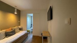 ein Wohnzimmer mit Couch und Flachbildfernseher in der Unterkunft Homency - Résidence Belvédère D5 in L'Alpe-d'Huez