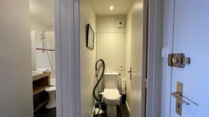 ein Badezimmer mit einer weißen Toilette und einem Waschbecken in der Unterkunft Homency - Résidence Belvédère D5 in L'Alpe-d'Huez + 14 Fotos