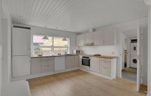 RefshammerにあるCozy Home In Nykøbing M With Wifiの白いキャビネットと窓付きの白いキッチン