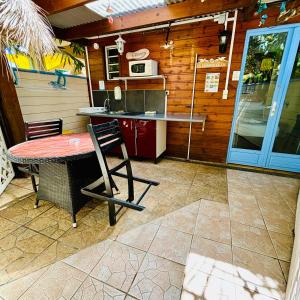 Kuchyň nebo kuchyňský kout v ubytování Hôtel Coco Island