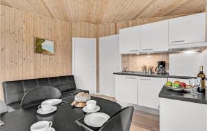 Kuchyň nebo kuchyňský kout v ubytování 2 Bedroom Cozy Home In Roslev