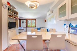 Villa Perdalonga, Vista Mare Sea View Tuerredda的电视和/或娱乐中心
