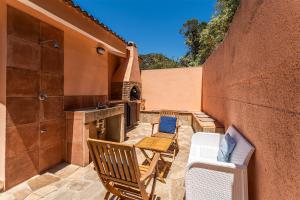 Villa Perdalonga, Vista Mare Sea View Tuerredda的庭院或其他户外区域