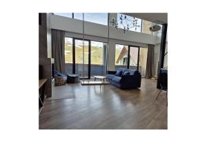 Istumisnurk majutusasutuses Gudauri Summer Apartment - Fireplace, Netflix on 100" Projector Screen, Full kitchen