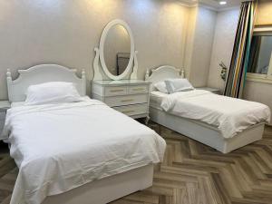 Postel nebo postele na pokoji v ubytování شقة الخيالة الفندقية