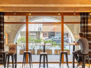 Reštaurácia alebo iné gastronomické zariadenie v ubytovaní Duplex 3 pièces avec piscine et sauna, hyper centre, Saint-Lary-Soulan - FR-1-296-405