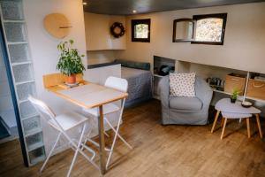 a small kitchen and living room with a table and chairs at Studio sur l'eau - Bateau Diva in Conflans-Sainte-Honorine