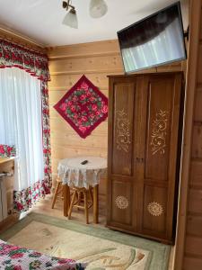 a room with a table and a television and a room with a table at Pokoje u Magdusi przy termach in Witów