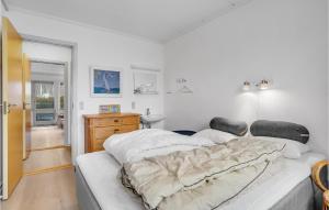 Rúm í herbergi á Stunning Home In Haderslev With Wifi