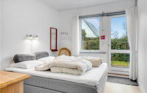 Rúm í herbergi á Stunning Home In Haderslev With Wifi