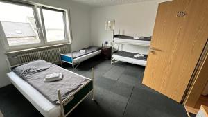 a room with two bunk beds and a window at Gästehaus Rachinger in Pappenheim