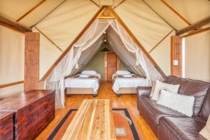 Postel nebo postele na pokoji v ubytování Buffelshoek Tented Camp