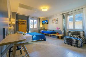 Uma TV ou centro de entretenimento em Hotel de la Placette Barcelonnette