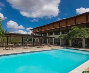 a swimming pool in front of a hotel at Flat Monte Castelo, Gravatá in Bezerros