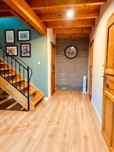 einen Flur mit Treppe und Ziegelwand in der Unterkunft Żuławska Osada in Trutnowy