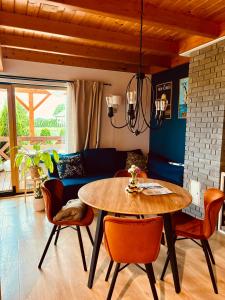 ein Esszimmer mit einem Holztisch und Stühlen in der Unterkunft Żuławska Osada in Trutnowy + 39 Fotos