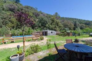 eine Terrasse mit Tisch und Stühlen in einem Hof in der Unterkunft Club Villamar - Mas Xuriguers in Santa Susanna