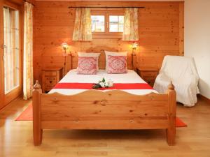 een slaapkamer met een bed in een blokhut bij Apartment Boule de Neige by Interhome in Verbier +20 foto's