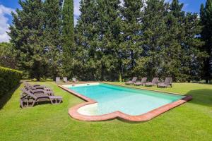 Πισίνα στο ή κοντά στο Villa la Selva by VacaVilla