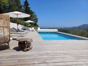Bazén v ubytování VILLA Provençale Contemporaine VUE MER & PISCINE CHAUFFEE 3 Chambres en-suite nebo v jeho okolí
