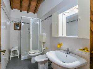 A bathroom at Apartment Certina 4 by Interhome