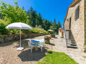 A garden outside Apartment Certina 4 by Interhome