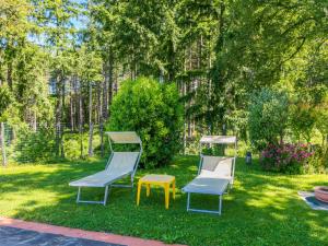 A garden outside Apartment Certina 4 by Interhome
