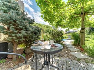 Κήπος έξω από το Apartment W Starym Sadzie by Interhome