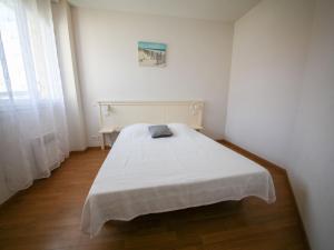 Ένα ή περισσότερα κρεβάτια σε δωμάτιο στο Holiday Home Résidence Indigo II-1 by Interhome