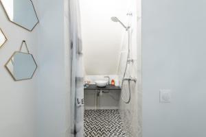 Un baño de Spacious and bright 2-bedroom large apartment very close to Paris - near metro