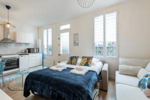Una cocina o cocineta en Spacious and bright 2-bedroom large apartment very close to Paris - near metro
