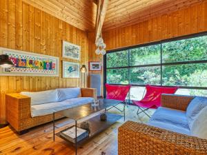 una sala de estar con un sofá y una mesa en Holiday Home Les Bains Douche by Interhome, en Soulac-sur-Mer