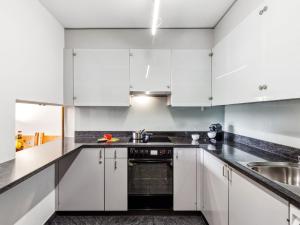Kuchyň nebo kuchyňský kout v ubytování Apartment Guardaval - Utoring-51 by Interhome + 45 fotografií