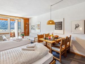 Ένα ή περισσότερα κρεβάτια σε δωμάτιο στο Apartment Guardaval - Utoring-9 by Interhome