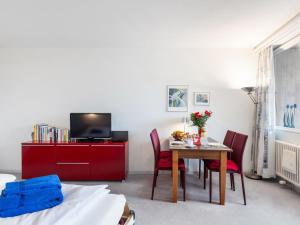 TV a/nebo společenská místnost v ubytování Apartment Parkareal - Utoring-13 by Interhome