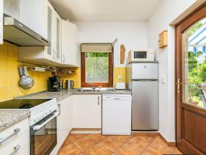 Η κουζίνα ή μικρή κουζίνα στο Holiday Home Juglans 1 by Interhome