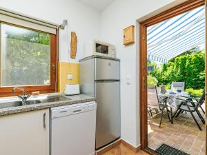 Η κουζίνα ή μικρή κουζίνα στο Holiday Home Juglans 1 by Interhome