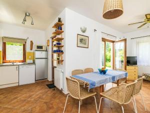 Η κουζίνα ή μικρή κουζίνα στο Holiday Home Juglans 1 by Interhome