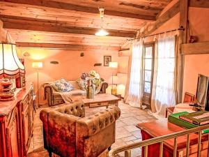 Ruang duduk di Holiday Home Varenne by Interhome