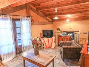 Televisyen dan/atau pusat hiburan di Holiday Home Varenne by Interhome